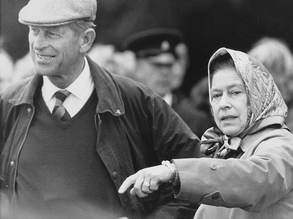 7. 1983 год. Елизавета по-прежнему с мужем Филиппом. Их брак так и не распался, несмотря на сплетни и старания журналистов.