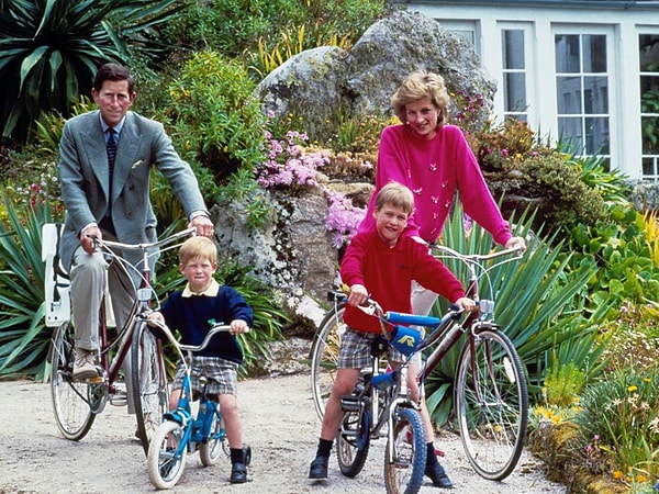 9. 1989 год. Журналы очень любили снимать Диану, Чарльза и детей, поскольку они казались всем идеальной и современной семьей, на которую надо равняться.