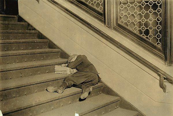 3. Elinde gazeteleriyle merdivenlerde uyuyan gazeteci çocuk. Yer: Jersey Şehri, New Jersey