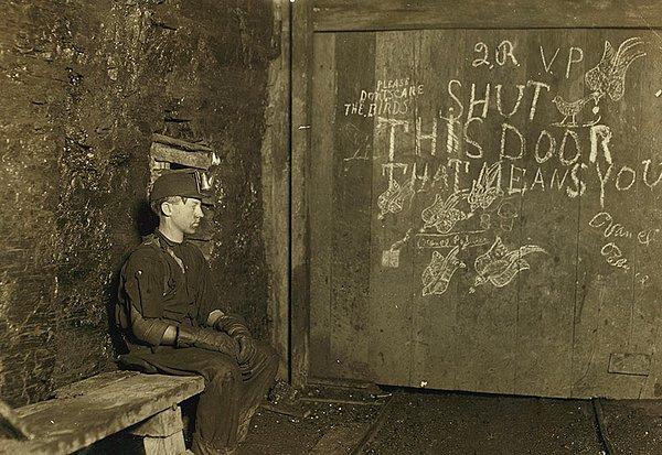 7. Vance, tuzakçı çocuk, 15 yaşında. Birkaç yıl boyunca tuzak kurdu. Bir West Va. kömür madeninde. Günde 10 saatlik çalışmaya 75 dolar. Tek yaptığı kapıyı açıp kapatmak. Yer: Batı Virginia