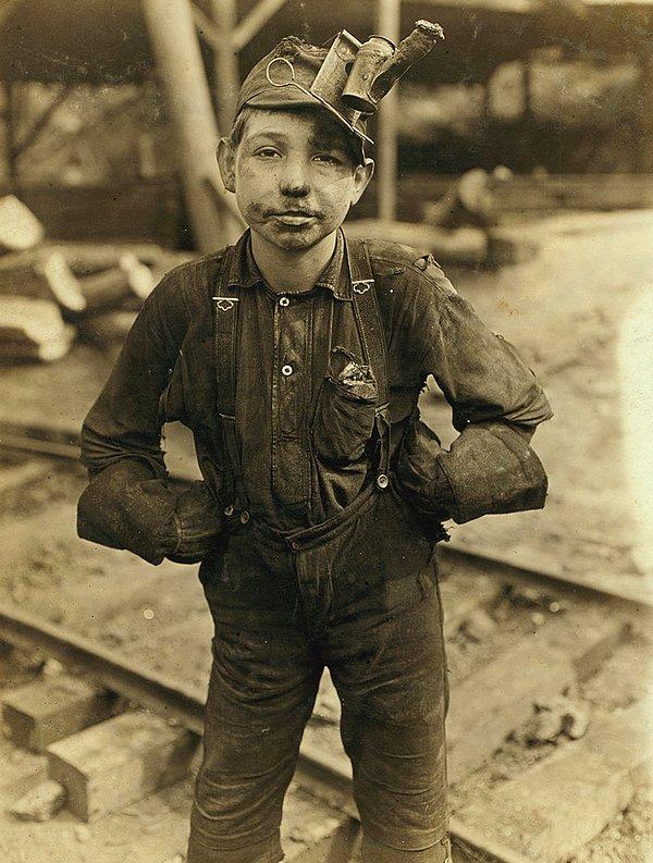 18. Yük boşaltma işçisi çocuk. Yer: Macdonald, Batı Virginia