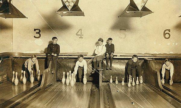 19. Trenton, New Jersey'de pasaj bowling salonunda çalışan çocukların fotoğrafı. Gece geç saatte çekildi. Çocuklar gece yarısı ve sonrasına kadar çalışıyor. Yer: Trenton, New Jersey