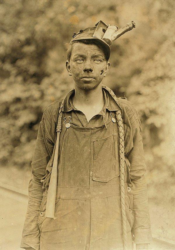 27. Madendeki genç makinist: Bir yıldır makinistlik yapıyor. (Her gün sabah 7'den akşam 5.30'a) Brown Madeni, Brown W. Va. Yer: Brown, West Virginia
