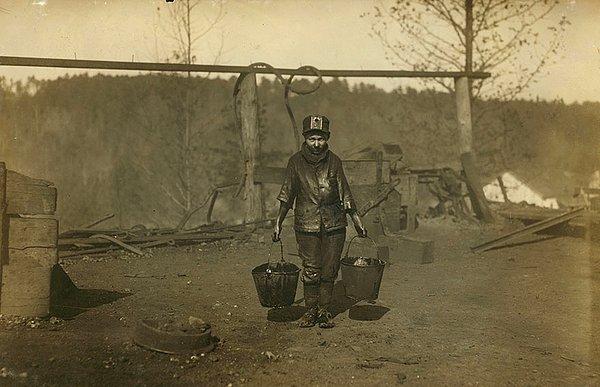 32. Bir kömür madeninde makina yağcısı. 1835. Yer: Bessie Madeni, Alabama
