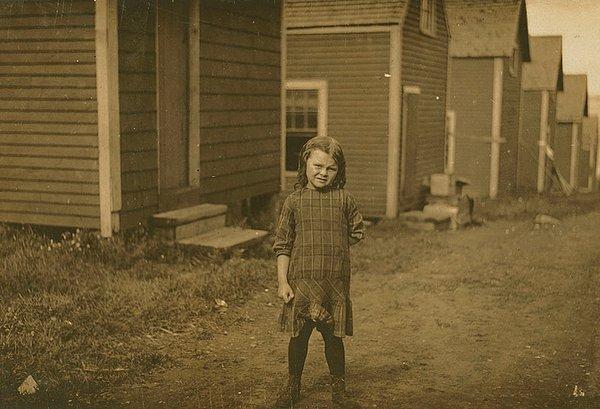50. Elsie Shaw, 6 yaşında, yazları bir kortoncu. [Babası] Benden onun bazı fotoğraflarını çekmemi istedi çünkü kışın vodvilde ona şarkı söyletecekti. "Artık seçmelere katılacak ve kendi fotoğraflarını satacak kadar büyüdü." Yer: Eastport, Maine
