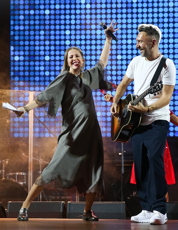 8. Напомним, что во время первой беременности Ксения вела активный образ жизни практически до самых родов — ходила на мероприятия, лихо отплясывала на концертах, занималась спортом.