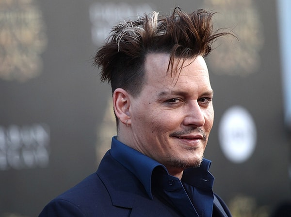 8. Джонни Депп годами платил тысячи долларов, чтобы не учить тексты сценариев. Он пользовался услугами звукорежиссера, который начитывал ему слова через наушник. Вот это уровень лени!