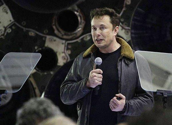 Elon Musk, SpaceX adına merakla beklenen basın toplantısını dün gerçekleştirdi ve firmasının Ay'a göndereceği ilk turisti tanıttı.