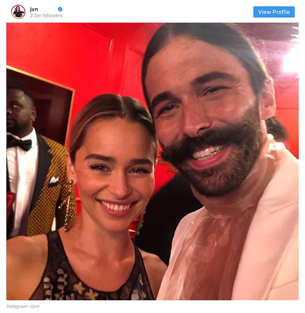 4. Известный стилист-парикмахер Джонатан Ван Несс позирует для селфи с самой матерью драконов - Эмилией Кларк.