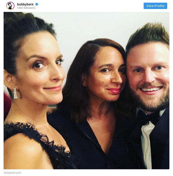 5. А Бобби Берк сфотографировался с комедийными звездами Тиной Фей и Майей Рудольф.
