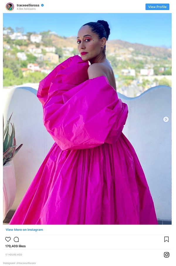 9. Трейси Эллис Росс, дочь самой Дайаны Росс, выглядит просто потрясающе в своем платье-облаке цвета фуксии.