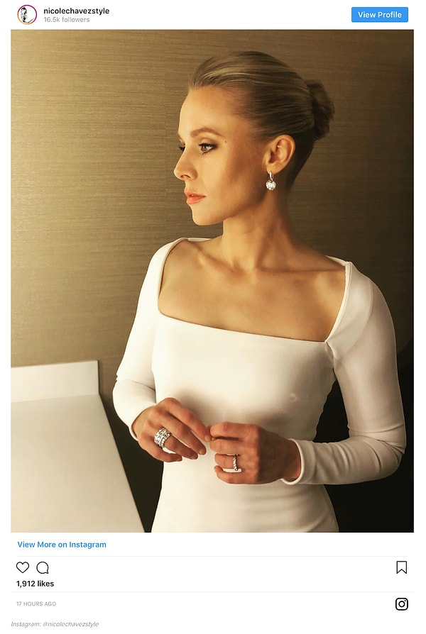 13. Кристен Белл здорово смахивает на невесту в своем белоснежном платье.