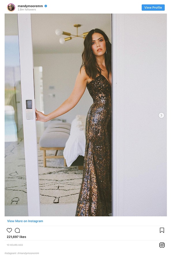 15. Звезда телесериала «Это мы» Мэнди Мур устроила целую фотосессию, дабы убедиться, что ее платье выглядит идеально со всех сторон.