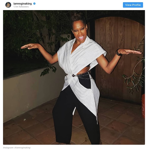 17. Реджина Кинг в превосходном настроении перед получением своей третьей по счету награды «Эмми».