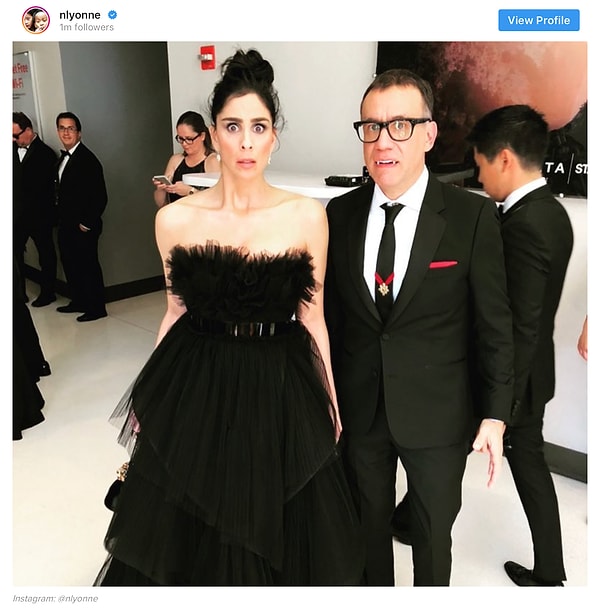 18. Актриса Наташа Лионн поделилась этим забавным фото Сары Сильверман и Фреда Армисена, который забыл спрятать свои клыки перед торжественным событием.