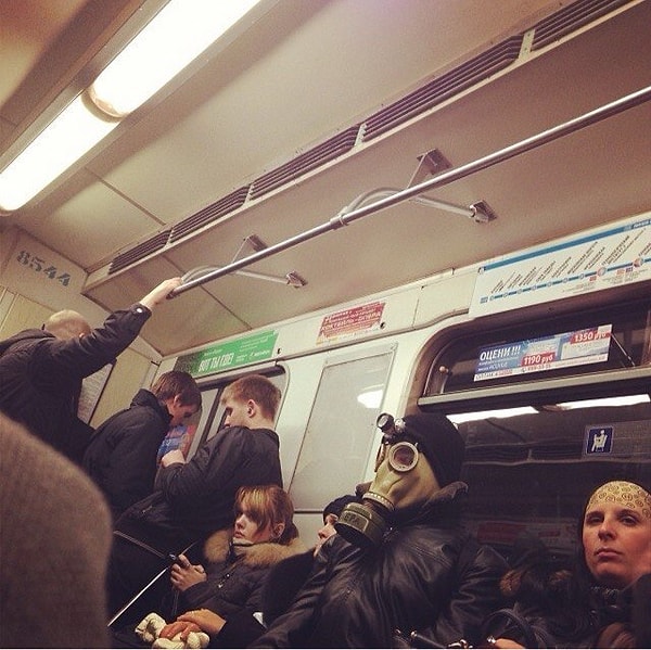 15. Ничего особенного, просто парень в метро в противогазе, подумаешь...