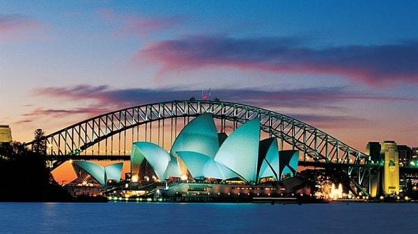 Avustralya'da 1 milyon dolarlık yatırım yapma ve yaklaşık 2 milyon dolar değerinde mal varlığına sahip olma koşuluyla pasaport alınabiliyor.
