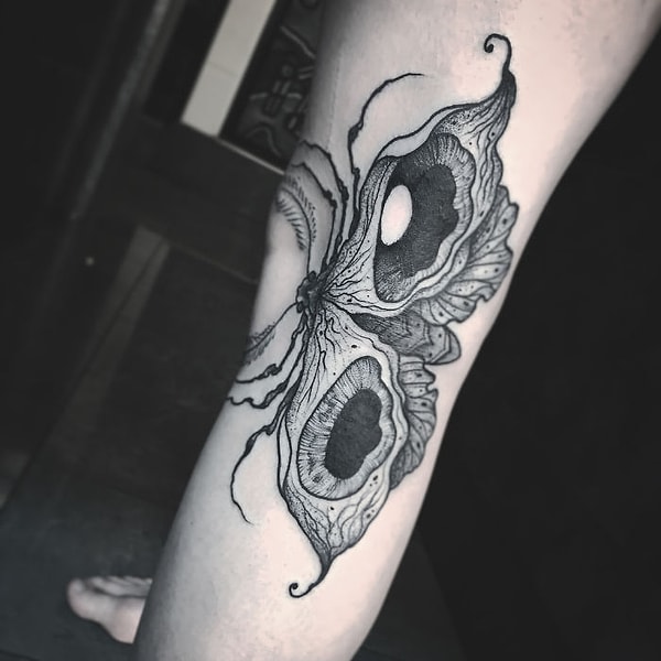 11. В случае же с его татуировками насекомых, существа могут буквально раздвигать свои крылья при разогнутом состоянии конечности!