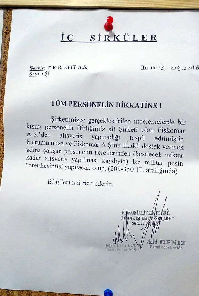 Kötü haberler böyle arka arkaya gelirken sosyal medyaya düşen bu görsel ise herkesi bir daha tepetaklak etti. Fiskobirlik, kendi bünyesinde bulunan mağazadan alışveriş yapmayan personelin maaşından kesinti yapılacağını çalışanlarına duyurdu.