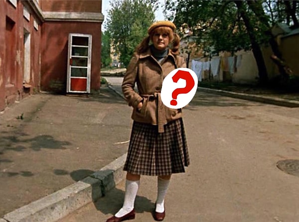 5. Что держит под мышкой главная героиня фильма «Карнавал» - Нина Соломатина?