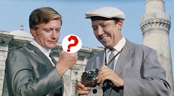 7. «Бриллиантовая рука»! Что Гена держит в руках?