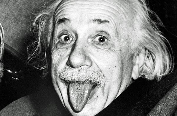 26. Einstein yaşı ilerledikçe saçını kestirmeyi reddetmiş, gereksiz olduklarını düşündüğü için çoğu zaman çorap giymemiş.