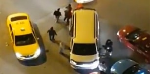 Gecenin Bir Vakti UBER Aracı Olduğunu İddia Ettikleri Aracın Önünü Kesen Taksiciler
