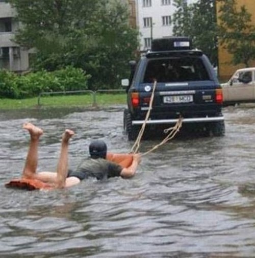 Bu Ne Rahatlık? İçinde Bulundukları Duruma Rağmen Her Şey Normalmiş Gibi Takılan 20 Acayip Kişi