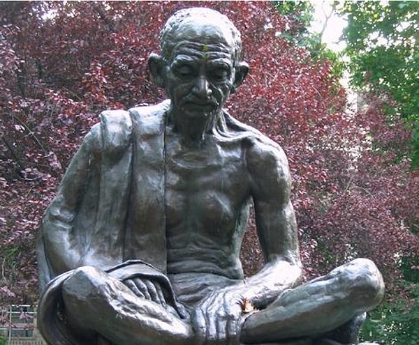 4. А это чья статуя?