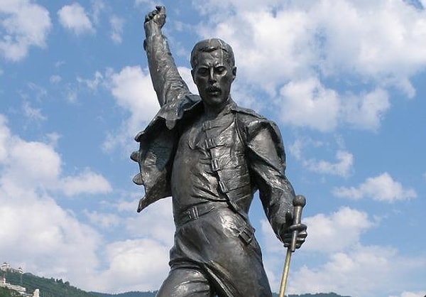 8. Чья это статуя?