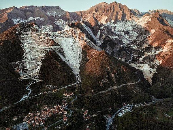 2. Bu dağların eteklerinde buzullar gördüğünüzü düşünüyorsunuz ama aslında bunlar buz ve kar değil, İtalya'nın meşhur mermer madenleri.