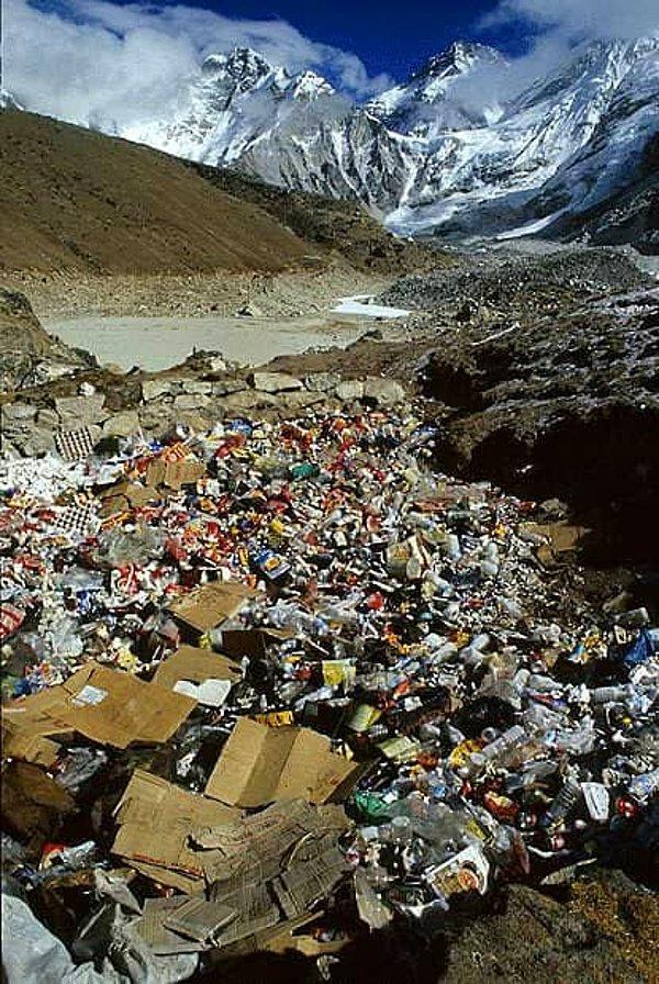 4. Dağı temiz tutma çabalarına rağmen Everest dünyanın en yüksek çöplüğüne dönüşmeye başladı.