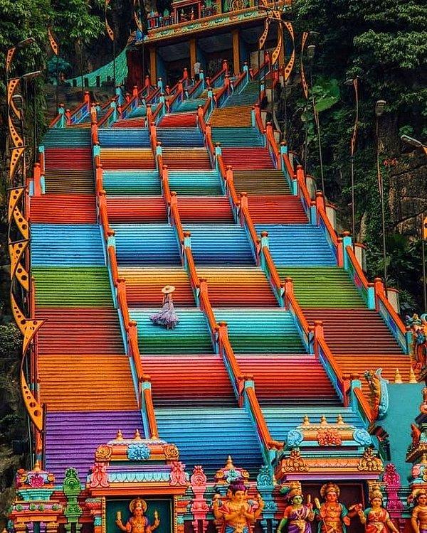 7. Malezya'daki kutsal bir Hindu bölgesi olan Batu Mağaraları'nın idarecileri, merdivenleri izinsiz boyadıkları için ulusun miras departmanıyla başlarını belaya soktu.
