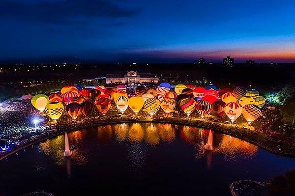 9. St. Louis her yıl, Great Forest Park Balon Yarışları'na ev sahipliği yapıyor, yaklaşık 70 sıcak hava balonu yarışıyor.