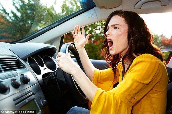 Erkeklerin madde etkisinde araba kullanma sebebiyle trafikten menedilme oranı kadınlara göre 15 kat daha fazla.