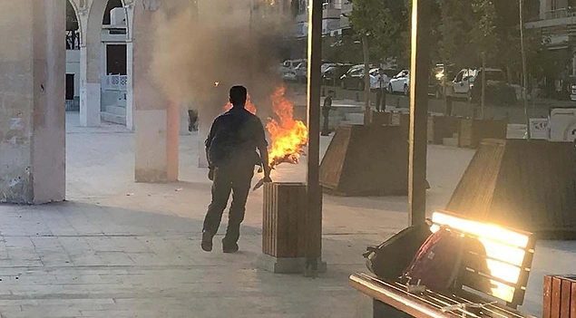 Şanlıurfa’da işsiz genç üzerine benzin döküp kendini ateşe verdi Şanlıurfa’da işsiz genç üzerine benzin döküp kendini ateşe verdi