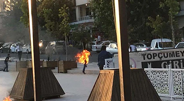 Şanlıurfa’da işsiz genç üzerine benzin döküp kendini ateşe verdi Şanlıurfa’da işsiz genç üzerine benzin döküp kendini ateşe verdi