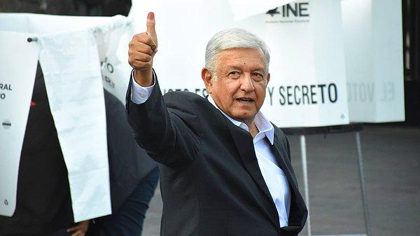 Obrador'un seçim vaatlerinin arasında cumhurbaşkanlığı sarayını kültür merkezine dönüştürerek mütevazı bir eve taşınmak ve başkanlık maaşını da düşürmek var.