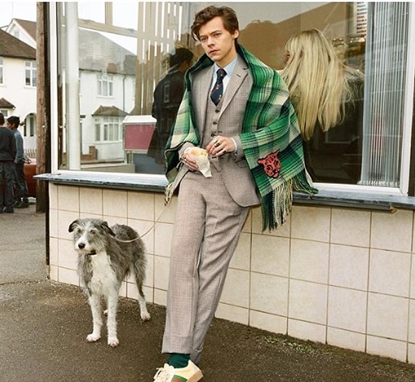 6. Гарри Стайлз, ставший ранее лицом мужской коллекции Gucci, позировал с собаками и курами.