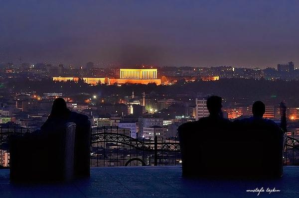 13. Her Ankaralı'nın şehir manzarasını tepeden seyrettiği bir "Şahin Tepesi" mutlaka vardır. O manzarada bulunan en ışıklı, en gururlu, en özlenen noktayı bulup birbirlerine gösterirler: "Bak, Anıtkabir'i görüyor musun?"