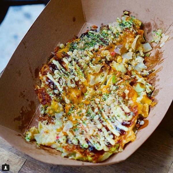 2. Окономияки - жареная лепёшка из смеси разнообразных ингредиентов, смазанная специальным соусом и посыпанная очень тонко нарезанным сушёным тунцом.