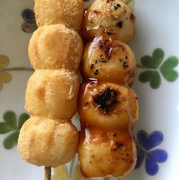 5. Данго - японские шарики моти на палочке, обычно подаваемые с соусом.