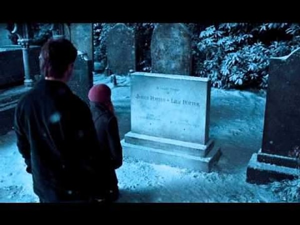 12. Куда поехали Гарри и Гермиона, чтобы посетить могилу родителей Гарри?