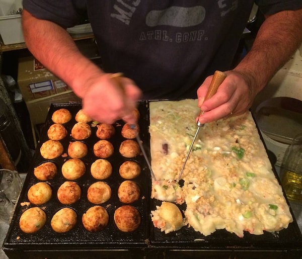 3. Такояки - популярное японское блюдо, шарики из жидкого теста с начинкой из отварного осьминога и других ингредиентов.