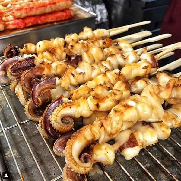 8. Икаяки - жареный на гриле кальмар на палочке.