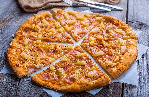 2. Ananaslı pizza olarak bilinen Hawaii pizza, Kanada’da yaşayan bir Yunan göçmeni tarafından Çin mutfağından ilham alınarak, Bir Güney Amerika meyvesinin İtalyan yemeğine konmasıyla elde edildi ve Avustralya’nın en popüler pizzası haline geldi.