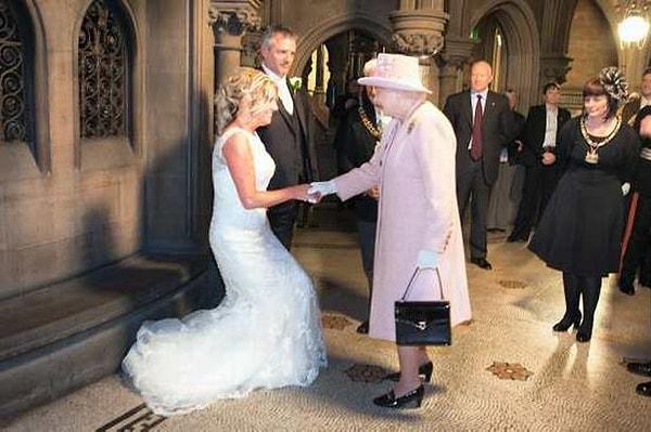 3. İngiltere’de evlenen bir çift komiklik olsun diye Kraliçe Elizabeth’i düğünlerine davet etti. Elizabeth de davete intikal etti.