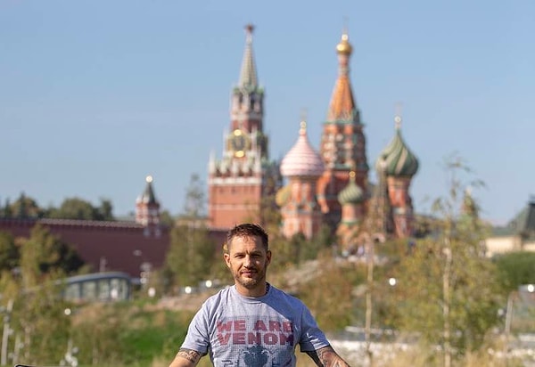 Самое интересное, что Харди впервые (!) в Москве, но вместо классических достопримечательностей для знакомства с городом он выбрал парк "Зарядье".