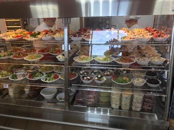 4. Какой салат в некоторых странах называют "Русский", а в некоторых "Американский"?