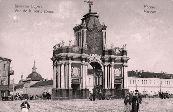 5. Знаменитые московские Красные ворота были построены по приказу Петра I в честь победы при Полтаве. В 1732 они сгорели. А по случаю какого события их восстановили?